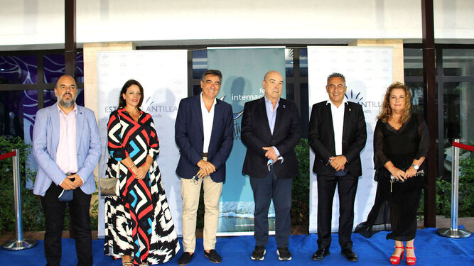 Antonio Resines, Premio 'Luis Ciges' 2021, junto a los representantes institucionales de la Mancomunidad de Islantilla y el Director del Festival.
