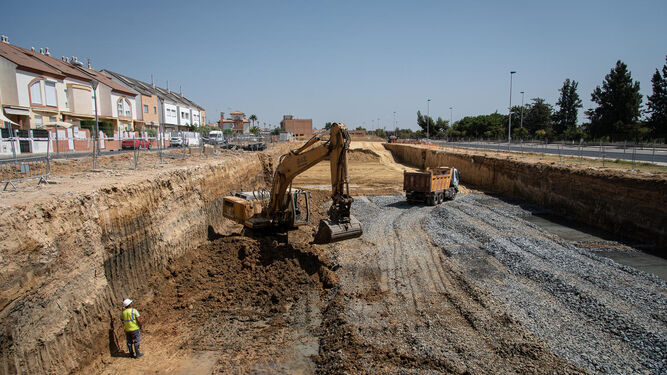 Una máquina excavadora trabaja estos días en ganar profundidad al terreno para el aparcamiento subterráneo de cien plazas bajo las viviendas.