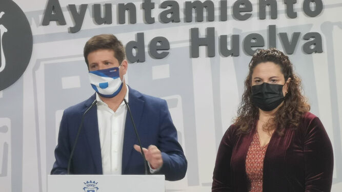 Guillermo García de Longoria, portavoz del grupo municipal de Cs en el Ayuntamiento de Huelva, junto a la viceportavoz, Noelia Álvarez