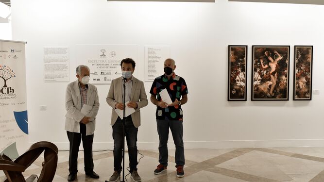 Daniel Mantero, teniente alcalde de Cultura , Jaime Vicente, presidente de la Asociación Cultural Iberoamericana y el artista  Manuel Cavarro durante la inauguración