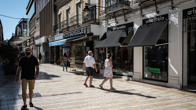 Varias personas pasean por el centro de Huelva.