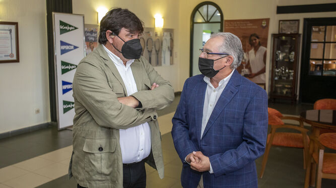 El alcalde de Huelva, Gabriel Cruz, charla con el presidente del Real Club Recreativo de Tenis de Huelva, Federico Sánchez de la Campa.