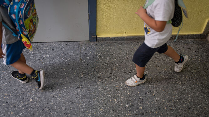 Dos niños por los pasillos de un centro educativo de Huelva.