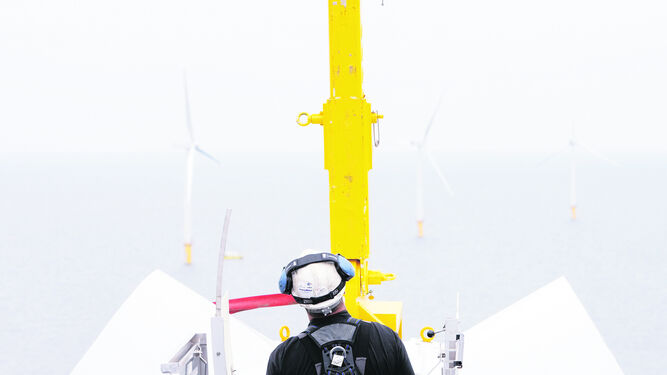 Operador en una de las turbinas del parque eólico marino Burbo Bank, en aguas de Reino Unido, en una fotografía de Siemens.