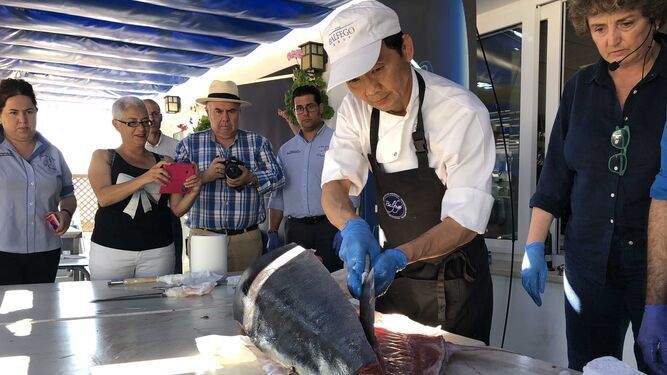 Ronqueo de un atún en directo en un restaurante de la comarca de la Costa Occidental de Huelva