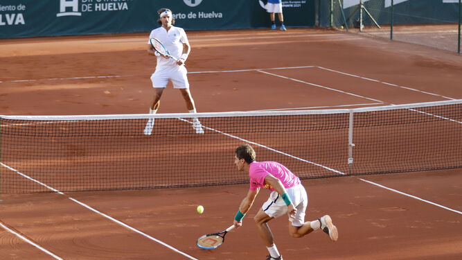 Feliciano López (al fondo) durante la primera semifinal ante Álvaro López.