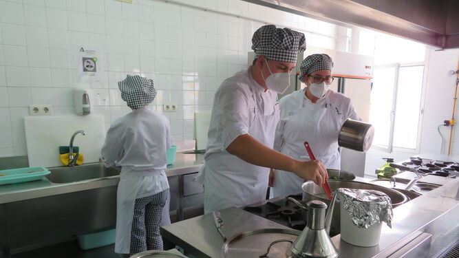 Estudiantes de la Escuela de Hostelería de Islantilla realizando prácticas profesionales en la provincia de Huelva