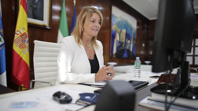 La presidenta del Puerto de Huelva participa en la conferencia 'on line'.