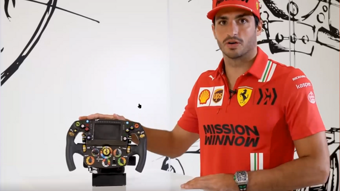 Carlos Sainz explica la característica del volante de su monoplaza.