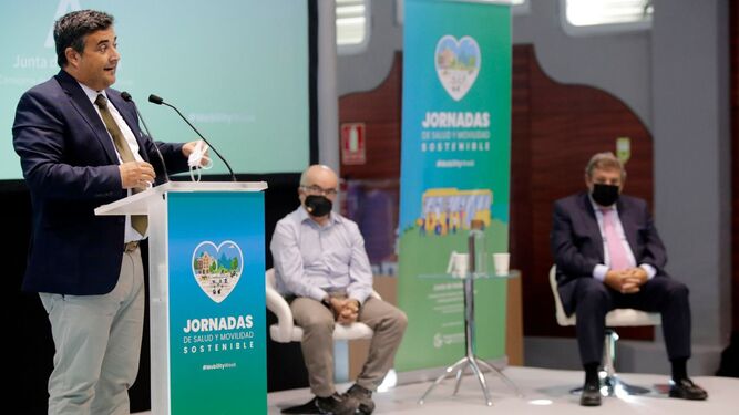 El delegado de Fomento, José Manuel Correa, en las jornadas. Al fondo, los profesores Jesús de la Rosa y Francisco José Martínez.