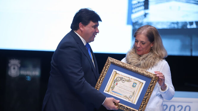 El alcalde entrega a una hija de Carmen Rovira la placa acreditativa de su nombramiento como hija predilecta de Huelva en 2020.