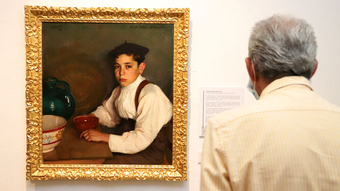 Un hombre contempla una de las obras expuestas en la muestra de bellas artes durante su inauguración  en mayo pasado.