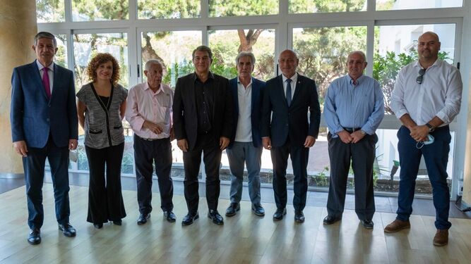 La presidenta de la Diputación con el presidente del FC Barcelona y peñistas.
