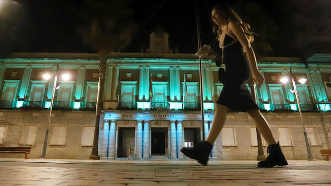 Fachada del Ayuntamiento de Huelva iluminada de verde esta semana con motivo del Día del Alzheimer.