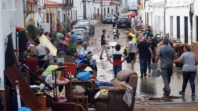 En la calle Cruz de los Milagros, en Cartaya, resultaron anegadas decenas de viviendas