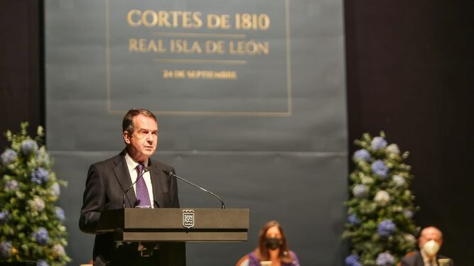 Abel Caballero, presidente de la FEMP, durante el discurso del acto institucional del 24 de Septiembre en el Teatro de las Cortes.
