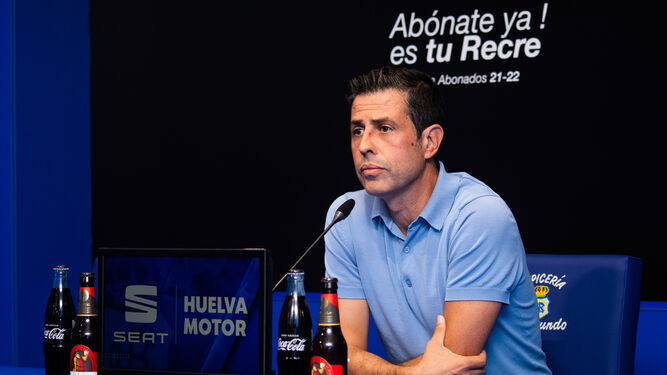 Alberto Gallego, entrenador del Recreativo en la sala de prensa del Nuevo Colombino.