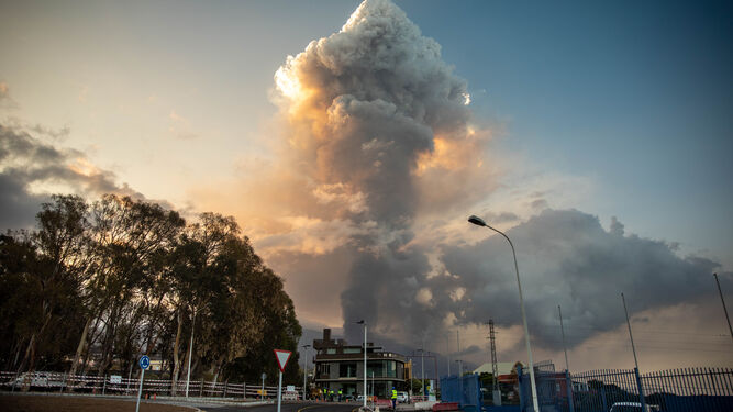 Gran columna de humo volcán saliendo del volcán.