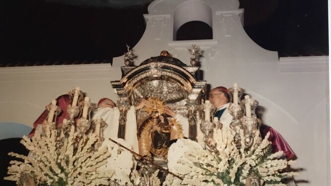 Momento de la coronación de la Virgen de la Cinta.