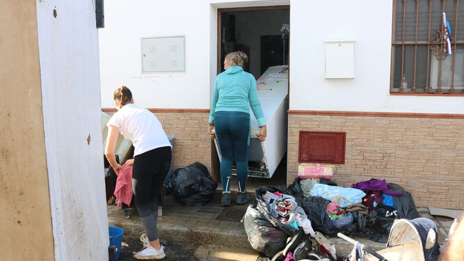 Vecinos de Cartaya limpian sus casas tras la DANA.