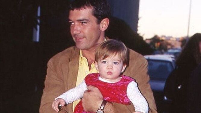 Antonio Banderas con Stella del Carmen  de niña en la foto que ha compartido en las redes
