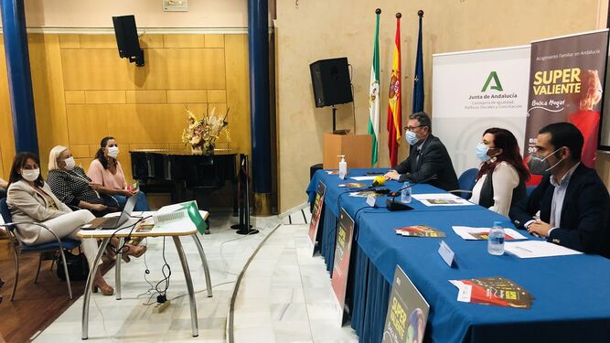 Presentación de la campaña 'Súper Valiente busca hogar' a diferentes entidades sociales de Huelva.
