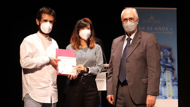 Los arquitectos Miguel Gentil y Marta Barrera posan con su premio junto al decano del COAH, Francisco Rodríguez-Pantoja.