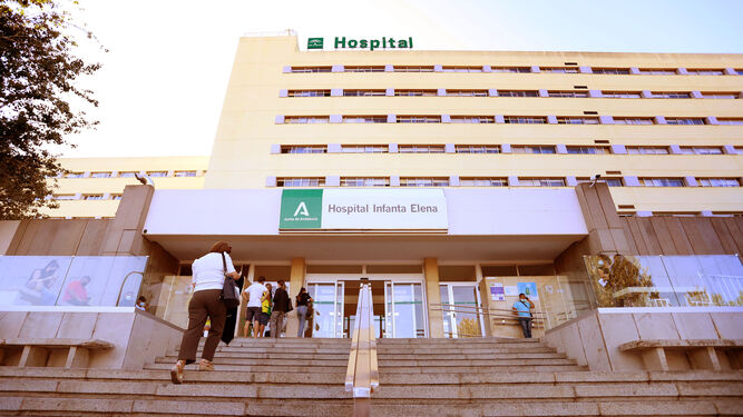 Entrada del hospital Infanta Elena de la capital onubense.
