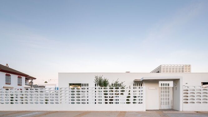 Panorámica exterior de la vivienda unifamiliar de Isla Cristina, del estudio Baum Lab, que ha sido galardonada con el XXVIII Premio de Arquitectura del COAH.