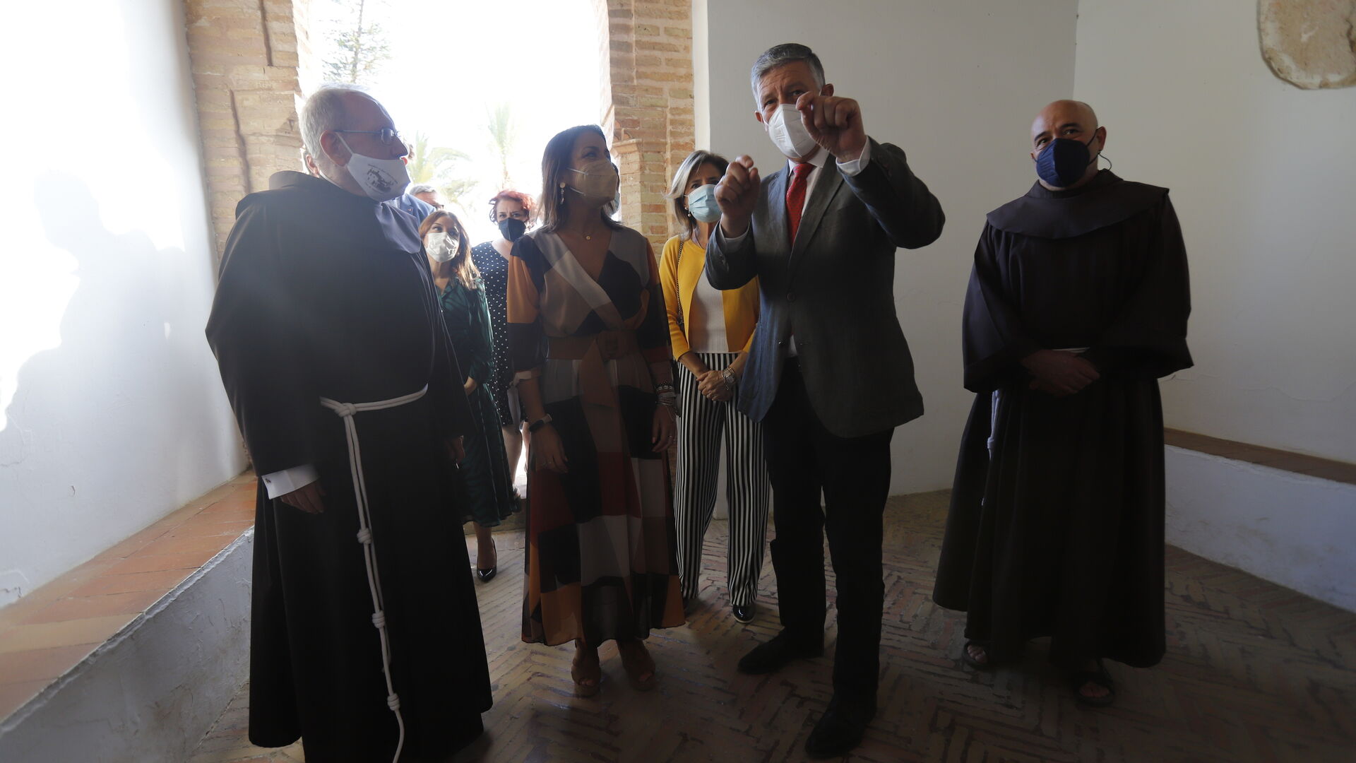 La presidenta del Parlamento, Marta Bosquet, junto al resto de miembros de la Mesa, visita al Monasterio de La R&aacute;bida