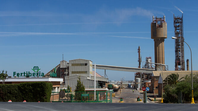 Vista general del acceso a la planta que el Grupo Fertiberia tiene en Palos de la Fronbtera para la producción de amoniaco y urea, principalmente.