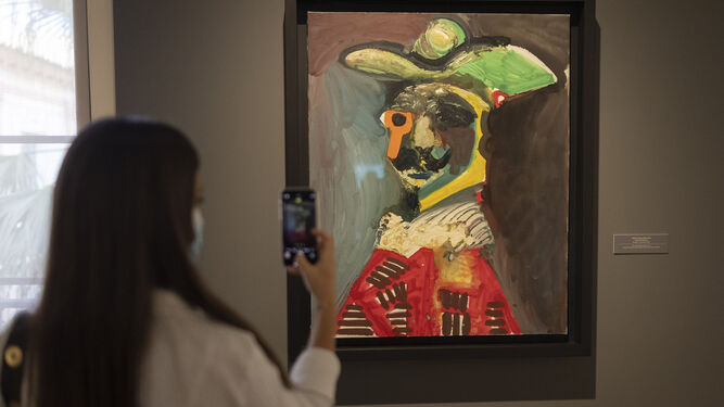 Una mujer toma una fotografía del 'Busto de hombre' de Picasso en el Museo de Bellas Artes de Sevilla.