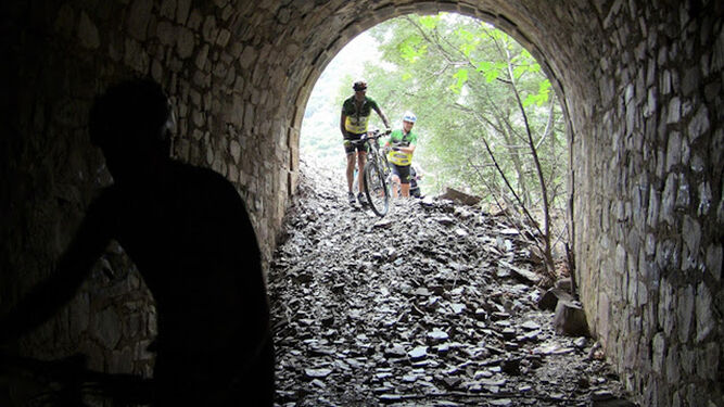 Uno de los túneles del antiguo trazado del ferrocarril entre Cala y San Juan de Aznalfarache
