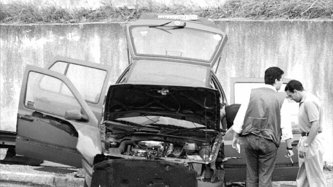 Los artificieros inspeccionan un coche que los terroristas de ETA habían hecho estallar tras su huída.