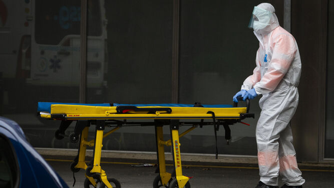 El personal sanitario trabajando con EPI durante la pandemia.