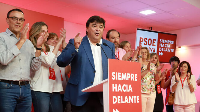 Gabriel Cruz se dirige a sus compañeros tras ganar las municipales de 2019 por mayoría absoluta.