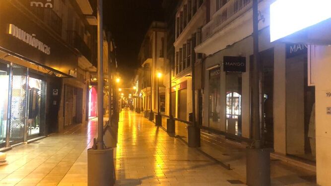 La calle Concepción anoche sin toldos, sólo con los soportes.