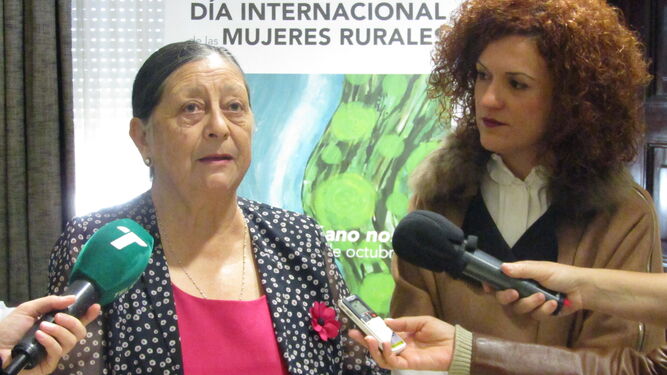 María Eugenia Limón junto a Luz Haro Guanga.