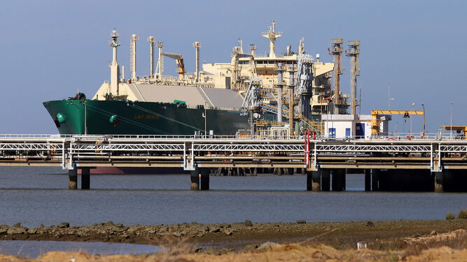 Un buque con gas natural en labores de descarga en el Puerto Exterior de Huelva.