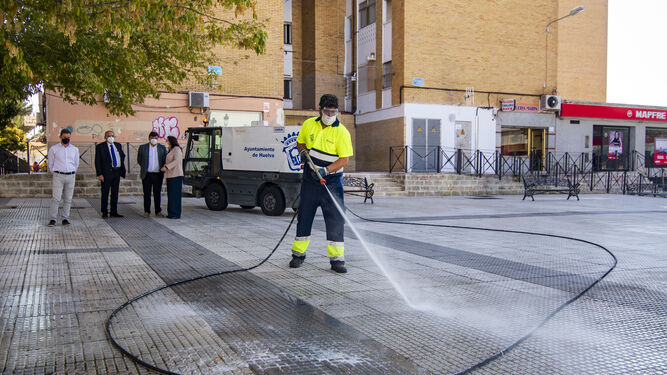 Un operario limpia una calle de Huelva.