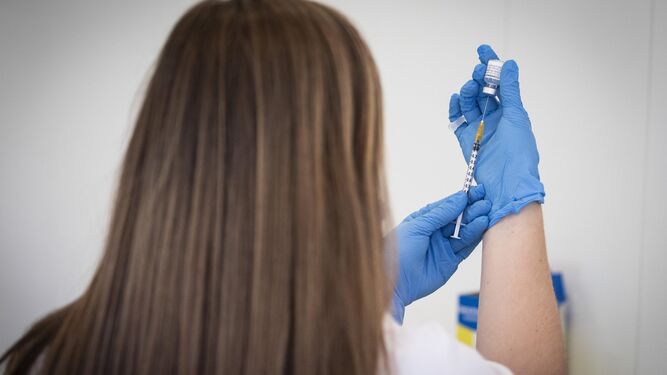Una enfermera prepara una dosis de la vacuna contra la Covid en una unidad móvil de Granada