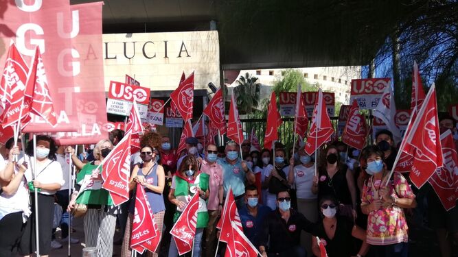 Los sindicatos de la escuela concertada se manifestaron ayer en Sevilla.