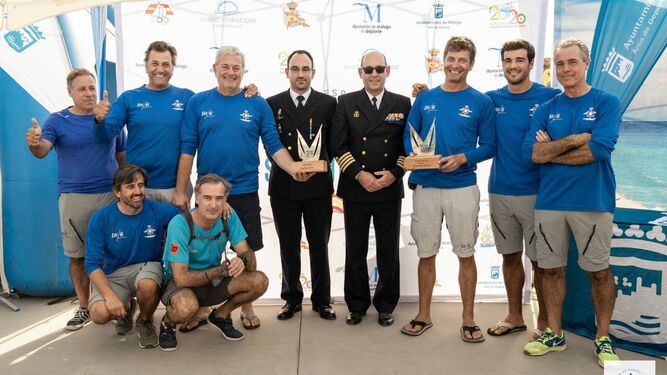 Los tripulantes del 'DE6' durante el acto de entrega de trofeos en Málaga.