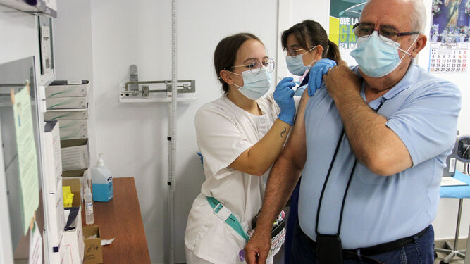 Vacunación contra la gripe y la tercera dosis de la Covid-19 en el Torrejón.