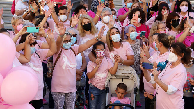 Momento de la suelta de globos en el Día Internacional contra el Cáncer de Mama.
