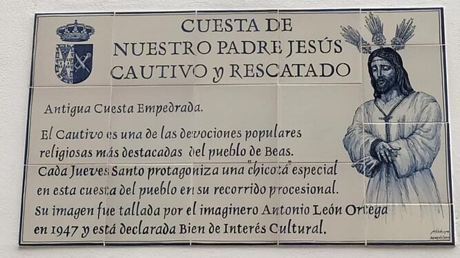 Azulejo que rotula la Cuesta de Nuestro Padre Jesús Cautivo en Beas.