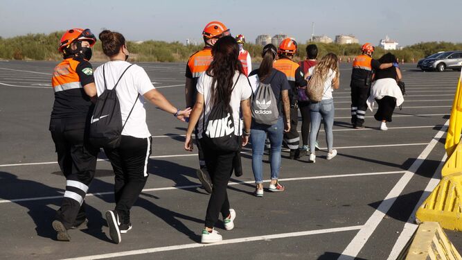 Evacuación de supervivientes en el espigón de Huelva durante el simulacro de tsunami realizado ayer en toda la costa onubense.