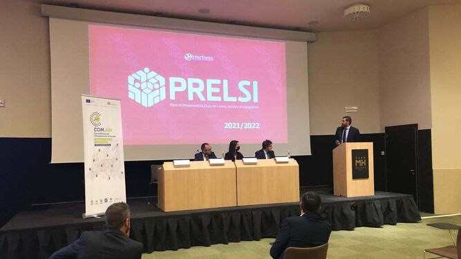 El gerente de Interfresa, Pedro Marín, explica los detalles del Prelsi a los asistentes al encuentro en Matera (Italia).