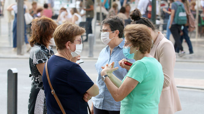 Varias personas se encuentran con mascarillas en Almería.