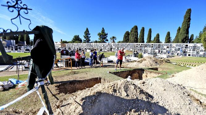 Visita a la fosa común del cementerio de La Soledad de Huelva